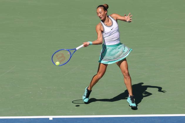 US Open tennis tournament - Day 9 Qiwen Zheng of China hits a forehand during the Women s Singles round 4 match against Iga Swiatek of Poland of the US Open Tennis Championships at the USTA Billie Jean King National Tennis Center in Flushing Meadows, New York, USA, 07 September 2026. FLUSHING MEADOWS NEW YORK United States  Copyright: xBRIANxHIRSCHFELDx