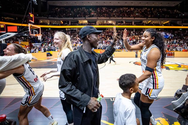 Basketball Berlin 07.09.2026 FIBA Women™s Basketball World Cup Germany 2026 Vorrunde Gruppe Deutschland (GER) - Mali (MLI) Dennis Schröder Schroeder (Deutschland, No.17) Schröder Schroder mit Nyara Sabally (Deutschland, No.08) Jubel