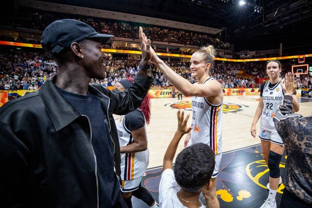 Basketball Berlin 07.09.2026 FIBA Women™s Basketball World Cup Germany 2026 Vorrunde Gruppe Deutschland (GER) - Mali (MLI) Dennis Schröder Schroeder (Deutschland, No.17) Schröder Schroder Leonie Fiebich (Deutschland, No.13) Jubel