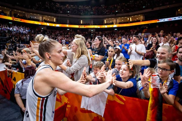 Basketball Berlin 07.09.2026 FIBA Women™s Basketball World Cup Germany 2026 Vorrunde Gruppe Deutschland (GER) - Mali (MLI) Leonie Fiebich (Deutschland, No.13) jubel mit Fans