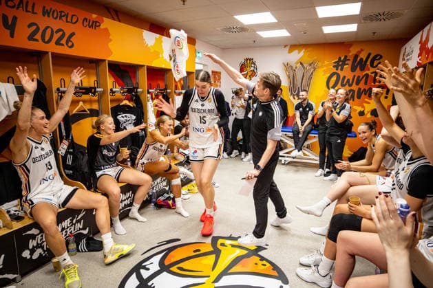 Basketball Berlin 07.09.2026 FIBA Women™s Basketball World Cup Germany 2026 Vorrunde Gruppe Deutschland (GER) - Mali (MLI) Jubel in der Kabine von Deutschland Olaf Lange (Deutschland, Trainer) Luisa Geiselsöder (Deutschland, No.15) Geiselsoder