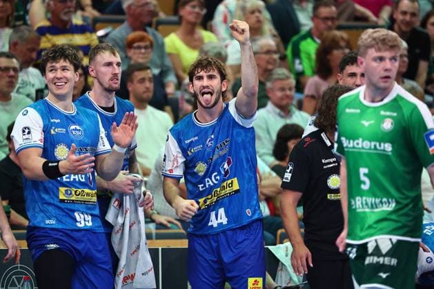 Jubel auf der Eisenacher Bank, von links: Tillman Leu (ThSV Eisenach), Dominik Solak (ThSV Eisenach), Stephan Seitz (ThSV Eisenach) GER, HSG Wetzlar vs ThSV Eisenach, Handball, Opel Handball-Bundesliga, 3. Spieltag, Spielzeit 2026 2027, 07.09.2026 GER, HSG Wetzlar vs ThSV Eisenach, Handball, Opel Handball-Bundesliga, 3. Spieltag, Spielzeit 2026 2027, 07.09.2026 Wetzlar Copyright: xEibner-Pressefoto RenexWeissx EP_RWS