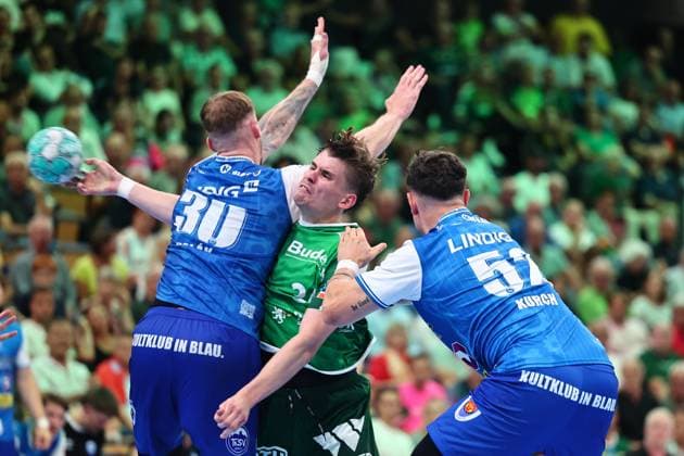 Torwurrf von Paul Kompenhans (HSG Wetzlar) im Zweikampf mit Dominik Solak (ThSV Eisenach, links) GER, HSG Wetzlar vs ThSV Eisenach, Handball, Opel Handball-Bundesliga, 3. Spieltag, Spielzeit 2026 2027, 07.09.2026 GER, HSG Wetzlar vs ThSV Eisenach, Handball, Opel Handball-Bundesliga, 3. Spieltag, Spielzeit 2026 2027, 07.09.2026 Wetzlar Copyright: xEibner-Pressefoto RenexWeissx EP_RWS