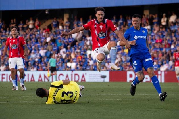 Getafe v Celta de Vigo - La Liga EA Sports David Soria of Getafe traps the ball Celta de Vigo player Pablo Duran during La Liga EA Sports match between Getafe and Celta de Vigo at Estadio Coliseum on September 07, 2026 in Getafe, Madrid, Spain. Getafe Estadio Coliseum Madrid Spain Copyright: xAlejandroxMatiasxAcostax