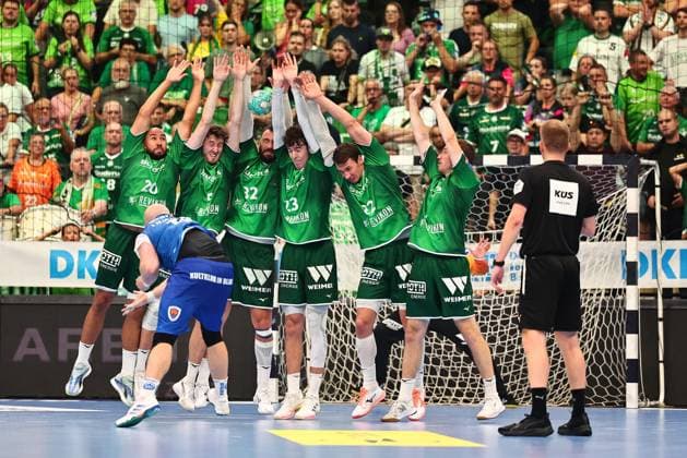 Nikolaj Laesoe (HSG Wetzlar, 3. von links) blockt den letzten Freiwurf von Peter Walz (ThSV Eisenach) GER, HSG Wetzlar vs ThSV Eisenach, Handball, Opel Handball-Bundesliga, 3. Spieltag, Spielzeit 2026 2027, 07.09.2026 GER, HSG Wetzlar vs ThSV Eisenach, Handball, Opel Handball-Bundesliga, 3. Spieltag, Spielzeit 2026 2027, 07.09.2026 Wetzlar Copyright: xEibner-Pressefoto RenexWeissx EP_RWS