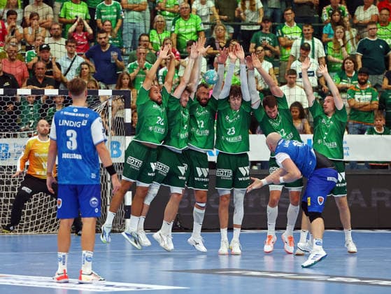 07.09.2026, xovx, Handball Opel Handball-Bundesliga, HSG Wetzlar - ThSV Eisenach Aufregen zum Ende der Partie, v.l. Laszlo Bartucz (HSG Wetzlar), Oskar Joelsson (ThSV Eisenach), Cyrill Akakpo (HSG Wetzlar), Niklas Theiß (HSG Wetzlar), Nikolaj Laesö (HSG Wetzlar) der den Ball ins Gesicht bekommt, Marti Soler (HSG Wetzlar), Peter Walz (ThSV Eisenach), Jona Schoch (HSG Wetzlar), Dominik Mappes (HSG Wetzlar) Wetzlar Buderus Arena Hessen Deutschland (DE)