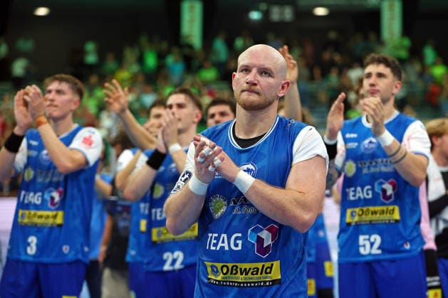 07.09.2026, xovx, Handball Opel Handball-Bundesliga, HSG Wetzlar - ThSV Eisenach Die Spieler des ThSV Eisenach danken den Fans nach dem 31:31 in Wetzlar, vorne Peter Walz (ThSV Eisenach) Wetzlar Buderus Arena Hessen Deutschland (DE)