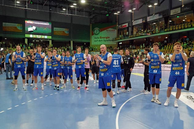 07.09.2026, xovx, Handball Opel Handball-Bundesliga, HSG Wetzlar - ThSV Eisenach Die Spieler des ThSV Eisenach danken den Fans nach dem 31:31 in Wetzlar, vorne Peter Walz (ThSV Eisenach) Wetzlar Buderus Arena Hessen Deutschland (DE)