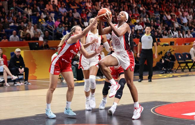 Gabriela Andelova, Jackie Young am Ball Zweikampf Spielszene Aktion Basketball FIBA World Cup Weltmeisterschaft Frauen WM Saison 2026 2027 07.09.2026 USA vs Tschechien Tschechische Republik CZE