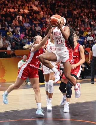 Gabriela Andelova, Jackie Young am Ball Zweikampf Spielszene Aktion Basketball FIBA World Cup Weltmeisterschaft Frauen WM Saison 2026 2027 07.09.2026 USA vs Tschechien Tschechische Republik CZE