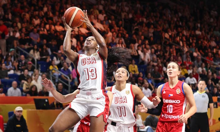 Jackie Young am Ball zieht zum Korb Zweikampf Spielszene Aktion Basketball FIBA World Cup Weltmeisterschaft Frauen WM Saison 2026 2027 07.09.2026 USA vs Tschechien Tschechische Republik CZE