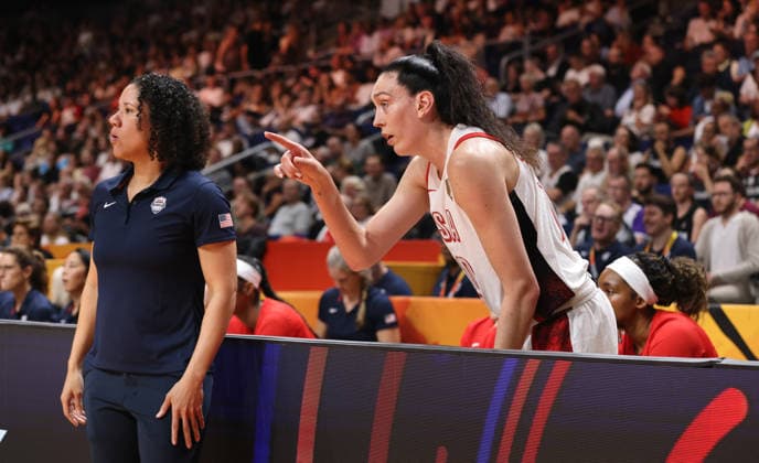 Trainerin Cara Lawson, Breanna Stewart feuert an Aktion Oberkörper Basketball FIBA World Cup Weltmeisterschaft Frauen WM Saison 2026 2027 07.09.2026 USA vs Tschechien Tschechische Republik CZE