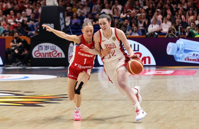 Katerina Zeithammerova, Caitlin Clark am Ball Zweikampf Spielszene Aktion Basketball FIBA World Cup Weltmeisterschaft Frauen WM Saison 2026 2027 07.09.2026 USA vs Tschechien Tschechische Republik CZE