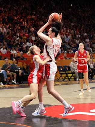 Katerina Zeithammerova, Breanna Stewart am Ball Zweikampf Spielszene Aktion Basketball FIBA World Cup Weltmeisterschaft Frauen WM Saison 2026 2027 07.09.2026 USA vs Tschechien Tschechische Republik CZE