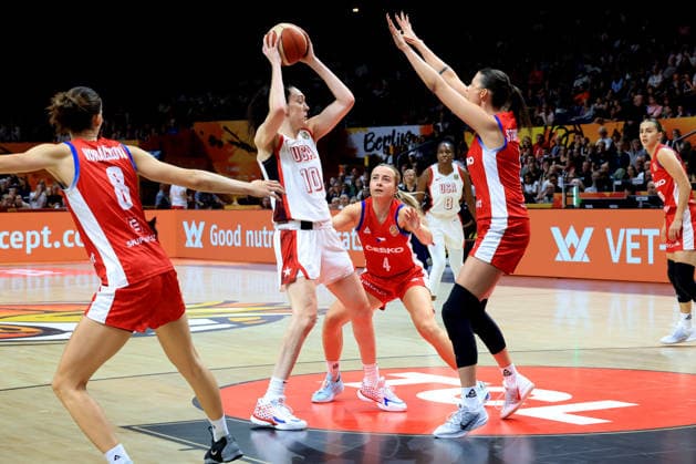 07.09.2026, Basketball, Damen, FIBA Basketball WM, 2026, USA vs Czechia Breanna Stewart ( USA 10 ), Gabriela Andelova ( Czechia 4 ), Natalie Stoupalova ( Czechia 5 ) Berlin Uber Arena Berlin Deutschland Copyright: xNordphotox xEnglerx