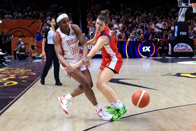 07.09.2026, Basketball, Damen, FIBA Basketball WM, 2026, USA vs Czechia Jackie Young ( USA 13 ), Julie Pospisilova ( Czechia 2 ) Berlin Uber Arena Berlin Deutschland Copyright: xNordphotox xEnglerx