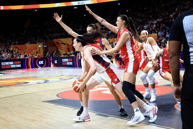 07.09.2026, Basketball, Damen, FIBA Basketball WM, 2026, USA vs Czechia Breanna Stewart ( USA 10 ), Natalie Stoupalova ( Czechia 5 ) Berlin Uber Arena Berlin Deutschland Copyright: xNordphotox xEnglerx