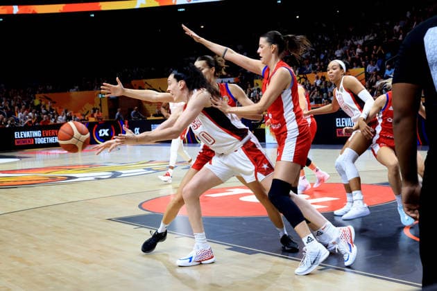 07.09.2026, Basketball, Damen, FIBA Basketball WM, 2026, USA vs Czechia Breanna Stewart ( USA 10 ), Natalie Stoupalova ( Czechia 5 ) Berlin Uber Arena Berlin Deutschland Copyright: xNordphotox xEnglerx