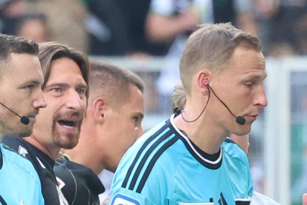 05.09.2026, xrekx, Fussball 1.Bundesliga, Borussia Moenchengladbach - SV Elversberg v.l. Schiedsrichter Referee Martin Petersen Vincent Wagner Trainer (SV 07 Elversberg) Rote Karte erhalten, Received a red card (DFL DFB REGULATIONS PROHIBIT ANY USE OF PHOTOGRAPHS as IMAGE SEQUENCES and or QUASI-VIDEO) Moenchengladbach *** September 5, 2026, xrekx, Soccer, Bundesliga 1, Borussia Mönchengladbach vs. SV Elversberg, Referee Martin Petersen, Vincent Wagner (Coach, SV 07 Elversberg), Received a red card, Received a red card DFL DFB REGULATIONS PROHIBIT ANY USE OF PHOTOGRAPHS as IMAGE SEQUENCES and or QUASI-VIDEO Mönchengladbach