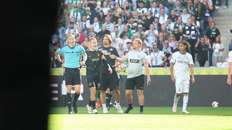 05.09.2026, xrekx, Fussball 1.Bundesliga, Borussia Moenchengladbach - SV Elversberg v.l. Schiedsrichter Referee Martin Petersen Vincent Wagner Trainer (SV 07 Elversberg) Rote Karte erhalten, Received a red card (DFL DFB REGULATIONS PROHIBIT ANY USE OF PHOTOGRAPHS as IMAGE SEQUENCES and or QUASI-VIDEO) Moenchengladbach *** September 5, 2026, xrekx, Soccer, Bundesliga 1, Borussia Mönchengladbach vs. SV Elversberg, Referee: Martin Petersen, Vincent Wagner (Coach, SV 07 Elversberg), Received a red card, Received a red card DFL DFB REGULATIONS PROHIBIT ANY USE OF PHOTOGRAPHS as IMAGE SEQUENCES and or QUASI-VIDEO Moenchengladbach