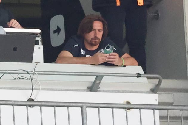 05.09.2026, xrekx, Fussball 1.Bundesliga, Borussia Moenchengladbach - SV Elversberg v.l. Vincent Wagner Trainer (SV 07 Elversberg) auf der Pressetribüne, Pressetribuene mit dem Handy (DFL DFB REGULATIONS PROHIBIT ANY USE OF PHOTOGRAPHS as IMAGE SEQUENCES and or QUASI-VIDEO) Moenchengladbach *** September 5, 2026, xrekx, Soccer, Bundesliga 1, Borussia Mönchengladbach vs. SV Elversberg, with Vincent Wagner, coach of SV 07 Elversberg, in the press box, Press box, photographed with a cell phone. DFL and DFB regulations prohibit any use of photographs as image sequences and or quasi-video. Mönchengladbach