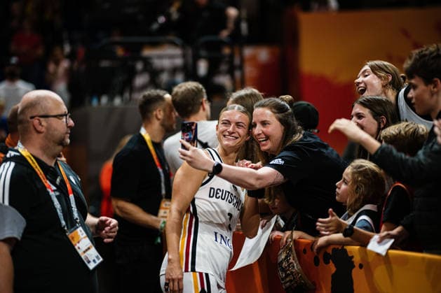 FIBA Women™s Basketball World Cup 2026: Deutschland vs. Mali, 07.09.2026 Alexandra Wilke (Deutschland, 3) macht Selfies mit den Fan; Basketball, FIBA Women™s Basketball World Cup 2026, Gruppenphase, Gruppe A, 3. Spieltag: Deutschland vs. Mali am 07.09.2026 in der Uber Arena, Berlin Copyright: xBEAUTIFULxSPORTS Tonhäuserx