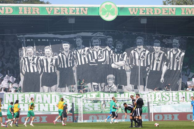 Fan-Chorreograhie vor dem Hinrundenspiel der Saison 2026 2027 zwischen SpVgg Greuther Fürth und 1. FC Heidenheim 1846 (0:1) in Fürth; 06 09 2026; -