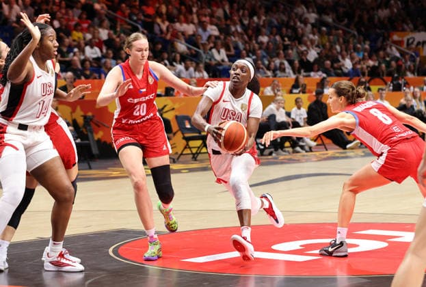 Natalie Koucka, Kahleah Copper am Ball, Veronika Vorackova Zweikampf Spielszene Aktion Basketball FIBA World Cup Weltmeisterschaft Frauen WM Saison 2026 2027 07.09.2026 USA vs Tschechien Tschechische Republik CZE