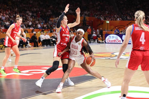 Eliska Joklova, Jackie Young am Ball Zweikampf Spielszene Aktion Basketball FIBA World Cup Weltmeisterschaft Frauen WM Saison 2026 2027 07.09.2026 USA vs Tschechien Tschechische Republik CZE