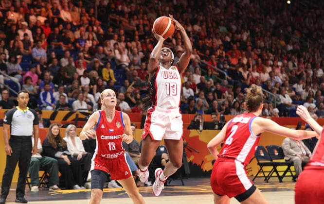 Petra Holesinska, Jackie Young am Ball, Julie Pospisilova Zweikampf Spielszene Aktion Basketball FIBA World Cup Weltmeisterschaft Frauen WM Saison 2026 2027 07.09.2026 USA vs Tschechien Tschechische Republik CZE