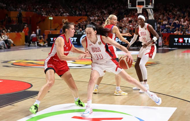 Julie Pospisilova, Breanna Stewart am Ball Zweikampf Spielszene Aktion Basketball FIBA World Cup Weltmeisterschaft Frauen WM Saison 2026 2027 07.09.2026 USA vs Tschechien Tschechische Republik CZE