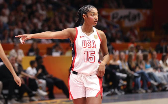 Angel Reese zeigend Aktion Oberkörper Basketball FIBA World Cup Weltmeisterschaft Frauen WM Saison 2026 2027 07.09.2026 USA vs Tschechien Tschechische Republik CZE