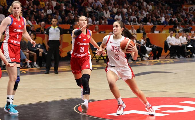 Eliska Joklova, Sonia Citron am Ball Zweikampf Spielszene Aktion Basketball FIBA World Cup Weltmeisterschaft Frauen WM Saison 2026 2027 07.09.2026 USA vs Tschechien Tschechische Republik CZE