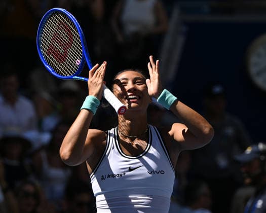 FLUSHING NY- SEPTEMBER 07: Qinwen Zheng reacts after defeating Iga SwiÄÖtek on Arthur Ashe Stadium during Day 14 of the 2026 US Openat the USTA Billie Jean King National Tennis Center on September 7, 2026 in Flushing Queens. Copyright: xmpi04 MediaPunchx