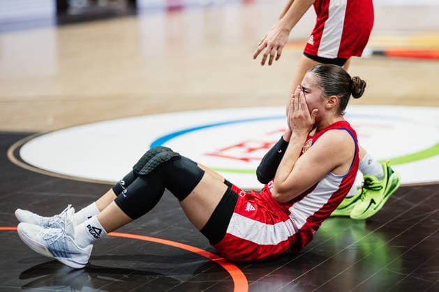 FIBA Women™s Basketball World Cup 2026: USA vs. Tschechien, 07.09.2026 Eliska Joklova (Czechia, 10) am Boden, hält sich die Nase; Basketball, FIBA Women™s Basketball World Cup 2026, Gruppenphase, Gruppe D, 3. Spieltag: USA vs. Tschechien am 07.09.2026 in der Uber Arena, Berlin Copyright: xBEAUTIFULxSPORTS Tonhäuserx