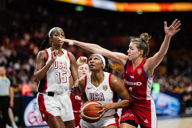 FIBA Women™s Basketball World Cup 2026: USA vs. Tschechien, 07.09.2026 Angel Reese (USA, 15), Julie Pospisilova (Czechia, 2), Kiki Iriafen (USA, 9); Basketball, FIBA Women™s Basketball World Cup 2026, Gruppenphase, Gruppe D, 3. Spieltag: USA vs. Tschechien am 07.09.2026 in der Uber Arena, Berlin Copyright: xBEAUTIFULxSPORTS Tonhäuserx
