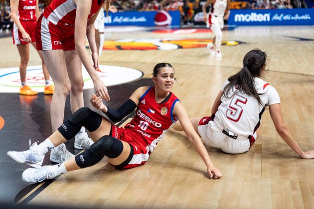 Eliska Joklova (Tschechien, 10) und Sonia Citron (USA, 05) am Boden, GER, USA vs. Tschechien, Basketball, FIBA Women s World Cup 2026, Gruppenphase, Spieltag 3, 07.09.2026 GER, USA vs. Tschechien, Basketball, FIBA Women s World Cup 2026, Gruppenphase, Spieltag 3, 07.09.2026 Berlin Copyright: xEibner-Pressefoto MaxxVincenx EP_MVN