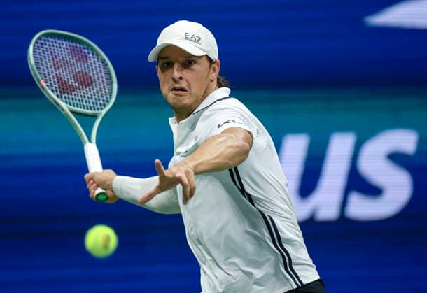 US Open tennis tournament - Day 9 Luciano Darderi of Italy in action against Alexander Zverev of Germany during their men s singles fourth round match at the US Open Tennis Championships at the USTA Billie Jean King National Tennis Center in Flushing Meadows, New York, USA, 07 September 2026. The 2026 US Open tournament runs from 23 August through 13 September. FLUSHING MEADOWS NEW YORK United States  Copyright: xCRISTOBALxHERRERA-ULASHKEVICHx