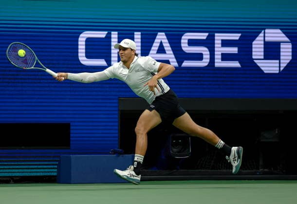 US Open tennis tournament - Day 9 Luciano Darderi of Italy in action against Alexander Zverev of Germany during their men s singles fourth round match at the US Open Tennis Championships at the USTA Billie Jean King National Tennis Center in Flushing Meadows, New York, USA, 07 September 2026. The 2026 US Open tournament runs from 23 August through 13 September. FLUSHING MEADOWS NEW YORK United States  Copyright: xCRISTOBALxHERRERA-ULASHKEVICHx