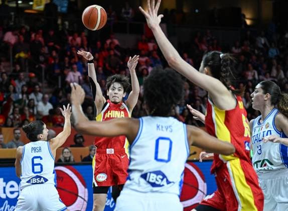 (260908) -- BERLIN, Sept. 8, 2026 -- Yang Shuyu (2nd L) of China passes the ball to Han Xu (2nd R) of China during the group D match between China and Italy at the FIBA Women s Basketball World Cup 2026 in Berlin, Germany, Sept. 7, 2026. ) (SP)GERMANY-BERLIN-BASKETBALL-WOMEN S WORLD CUP-CHN VS ITA ZhangxHaofu 