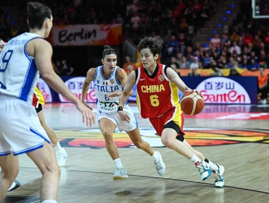 (260908) -- BERLIN, Sept. 8, 2026 -- Yang Shuyu (R) of China breaks through during the group D match between China and Italy at the FIBA Women s Basketball World Cup 2026 in Berlin, Germany, Sept. 7, 2026. ) (SP)GERMANY-BERLIN-BASKETBALL-WOMEN S WORLD CUP-CHN VS ITA ZhangxHaofu 