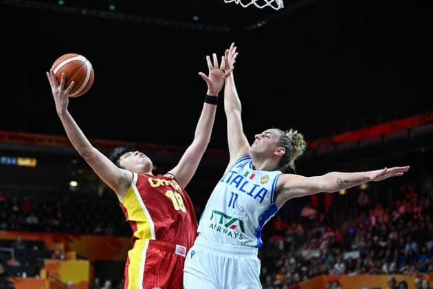(260908) -- BERLIN, Sept. 8, 2026 -- Chen Mingling (L) of China goes for a layup against Francesca Pan of Italy during the group D match between China and Italy at the FIBA Women s Basketball World Cup 2026 in Berlin, Germany, Sept. 7, 2026. ) (SP)GERMANY-BERLIN-BASKETBALL-WOMEN S WORLD CUP-CHN VS ITA ZhangxHaofu 