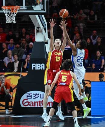 (260908) -- BERLIN, Sept. 8, 2026 -- Olbis Andre (R) of Italy shoots against Han Xu of China during the group D match between China and Italy at the FIBA Women s Basketball World Cup 2026 in Berlin, Germany, Sept. 7, 2026. ) (SP)GERMANY-BERLIN-BASKETBALL-WOMEN S WORLD CUP-CHN VS ITA ZhangxHaofu 