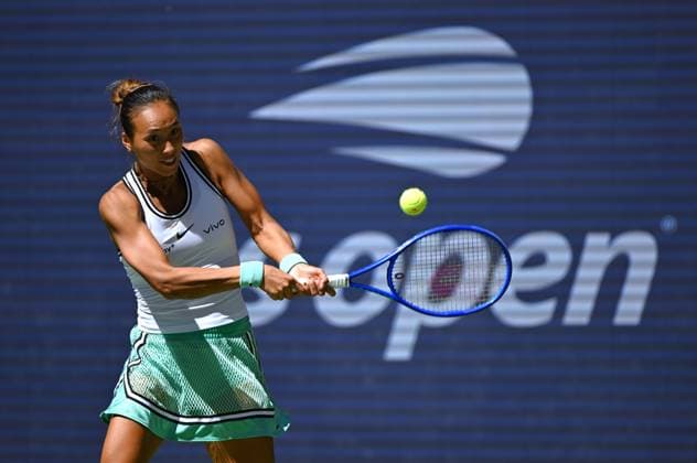 (260908) -- NEW YORK, Sept. 8, 2026 -- Zheng Qinwen hits a return during the women s singles fourth round match betweetn Zheng Qinwen of China and Iga Swiatek of Poland at the 2026 US Open tennis championships in New York, the United States, Sept. 7, 2026. ) (SP)U.S.-NEW YORK-TENNIS-US OPEN-WOMEN S SINGLES LixRui 
