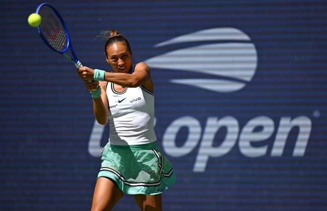 (260908) -- NEW YORK, Sept. 8, 2026 -- Zheng Qinwen hits a return during the women s singles fourth round match betweetn Zheng Qinwen of China and Iga Swiatek of Poland at the 2026 US Open tennis championships in New York, the United States, Sept. 7, 2026. ) (SP)U.S.-NEW YORK-TENNIS-US OPEN-WOMEN S SINGLES LixRui 