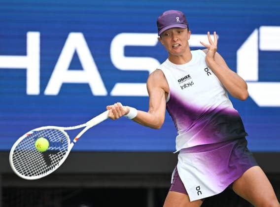 (260908) -- NEW YORK, Sept. 8, 2026 -- Iga Swiatek hits a return during the women s singles fourth round match betweetn Zheng Qinwen of China and Iga Swiatek of Poland at the 2026 US Open tennis championships in New York, the United States, Sept. 7, 2026. ) (SP)U.S.-NEW YORK-TENNIS-US OPEN-WOMEN S SINGLES LixRui 