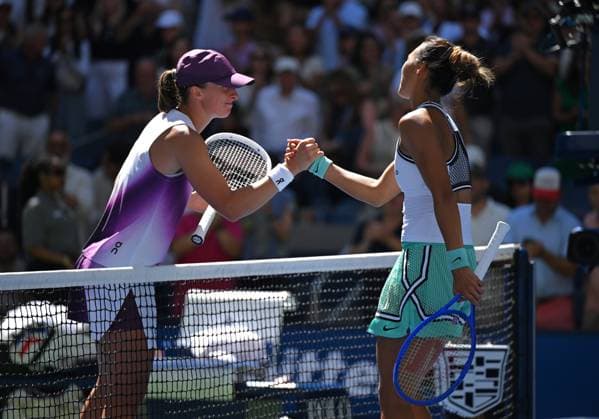(260908) -- NEW YORK, Sept. 8, 2026 -- Zheng Qinwen (R) greets with Iga Swiatek after the women s singles fourth round match betweetn Zheng Qinwen of China and Iga Swiatek of Poland at the 2026 US Open tennis championships in New York, the United States, Sept. 7, 2026. ) (SP)U.S.-NEW YORK-TENNIS-US OPEN-WOMEN S SINGLES LixRui 