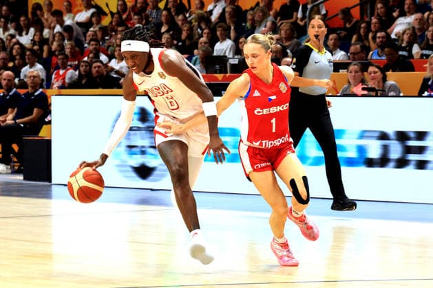 07.09.2026, Basketball, Damen, FIBA Basketball WM, 2026, USA vs Czechia Rhyne Howard ( USA 6 ), Katerina Zeithammerova ( Czechia 1 ) Berlin Uber Arena Berlin Deutschland Copyright: xNordphotox xEnglerx