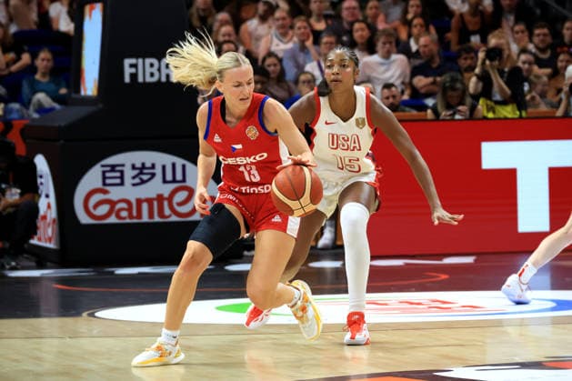 07.09.2026, Basketball, Damen, FIBA Basketball WM, 2026, USA vs Czechia Angel Reese ( USA 15 ), Petra Holesinska ( Czechia 13 ) Berlin Uber Arena Berlin Deutschland Copyright: xNordphotox xEnglerx