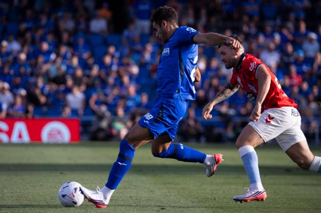 Getafe v Celta de Vigo - La Liga EA Sports Andres Garcia Robledo of Getafe is defended by Javier Galan of Celta de Vigo during La Liga EA Sports match between Getafe and Celta de Vigo at Estadio Coliseum on September 07, 2026 in Getafe, Madrid, Spain. Getafe Estadio Coliseum Madrid Spain Copyright: xAlejandroxMatiasxAcostax